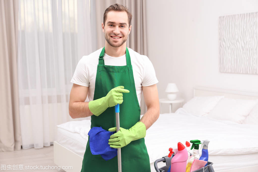 年輕的男清潔工 專業、高效與細致的保潔服務
