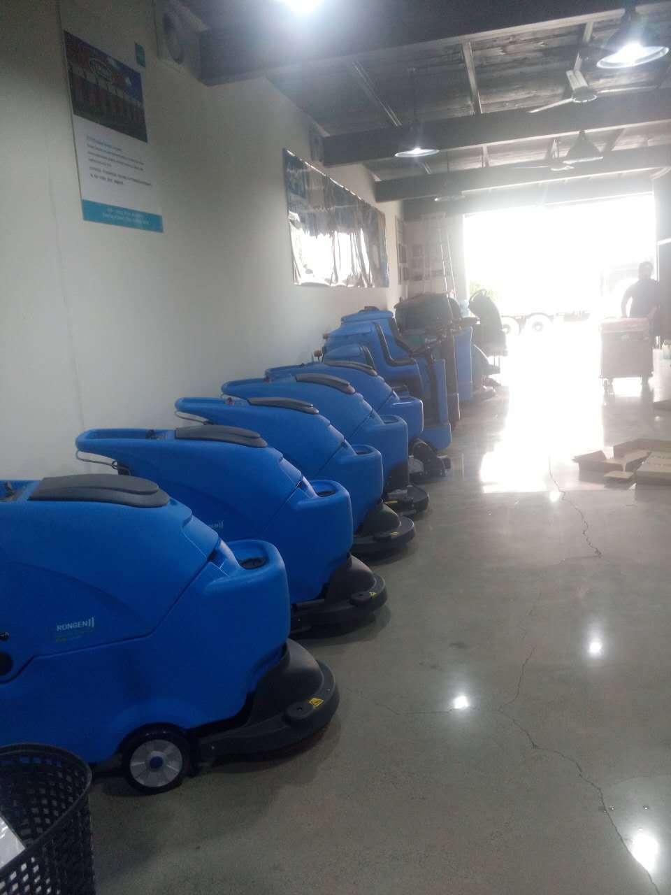 高效電動塵推車 現(xiàn)代化工廠保潔與清洗服務的得力助手